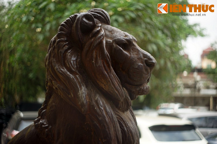 Bờm sư tử được tái hiện chi tiết với từng lọn nhỏ đan bện vào nhau.