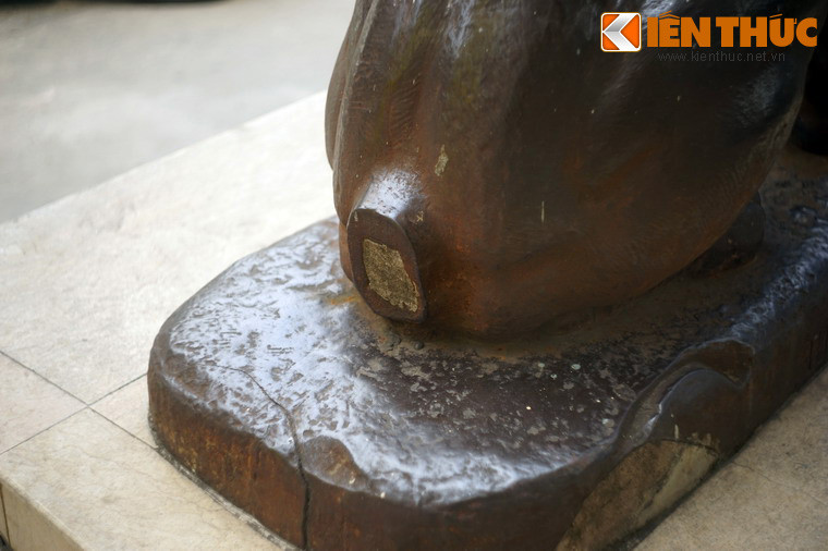 Đuôi sư tử được đúc riêng và hàn vào thân, đã bị mất theo thời gian.