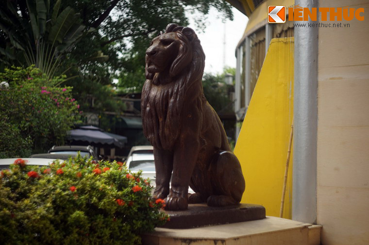 Hai bức tượng đặc biệt này thể hiện hình ảnh hai chú sư tử đực đang ngồi, dáng vẻ uy nghiêm, có kích cỡ lớn gần bằng sư tử thật, và giống nhau “y như đúc”. Tượng được tạo hình rất sinh động theo lối tả thực châu Âu.