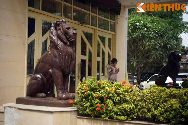 Khu Đấu xảo Hà Nội gồm nhiều công trình khác nhau, tòa nhà chính có chiều dài 110 mét, rộng 30 mét và cao 27 mét. Cổng vào nhà Đấu xảo đặt hai con sư tử đồng lớn. Trước khi Nhà hát Lớn khai trương năm 1911, nhà Đấu xảo đã được coi là điểm nhấn kiến trúc đặc sắc nhất ở Hà Nội.