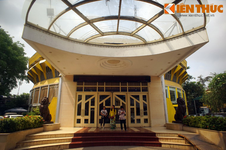 Khi ghé thăm Rạp xiếc Trung ương ở Hà Nội, du khách sẽ thấy hai bức tượng sư tử bằng đồng rất lớn đặt hai bên cửa vào khu nhà biểu diễn của rạp.