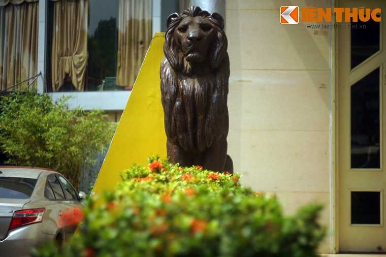 Tại vị trí của nhà Đấu xảo cũ, từ năm 1978 - 1985, Công đoàn Liên Xô đã xây tặng Hà Nội một cung văn hóa làm nơi sinh hoạt, giải trí, ngày nay là Cung Văn hóa Hữu nghị Hà Nội. Cặp sư tử đồng may mắn không bị phá hủy, sau khi lưu lạc nhiều nơi thì được chuyển về Rạp xiếc Trung ương.