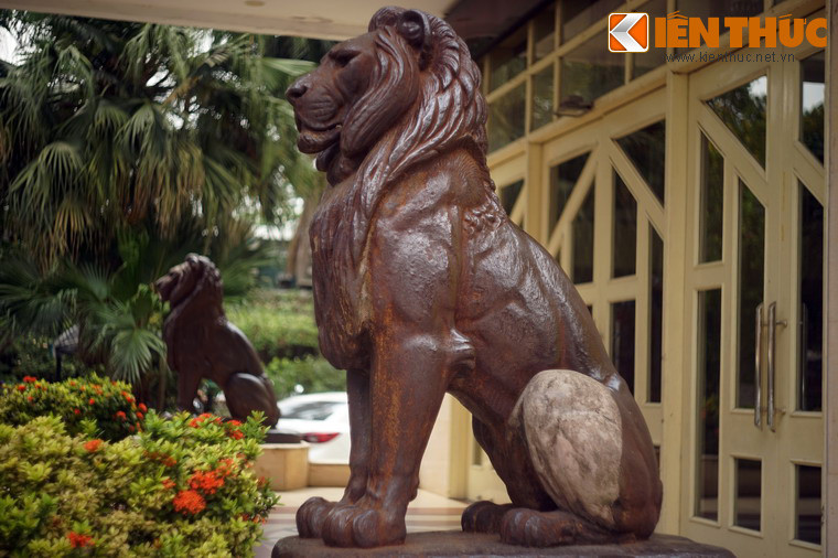 Hai bức tượng này chính là dấu tích còn lại của nhà Đấu xảo, một công trình kiến trúc tráng lệ từng hiện diện ở Hà Nội đầu thế kỷ 20.