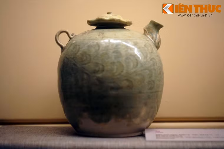Một chiếc ấm bằng gốm men ngọc thời Lý - Trần. Gốm men ngọc cũng là một dòng gốm cổ nổi tiếng của Việt Nam, phổ biến vào thời Lý - Trần, thế kỷ 11-14, kéo dài đến thế kỷ 15.