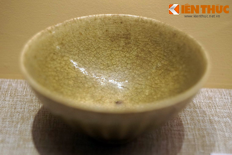 Một chiếc bát gốm men ngọc có lớp men bị rạn. Qua thời gian, lớp men dày của đồ gốm men ngọc có nhiều trường hợp bị biến dạng, có vết rạn trong men, mang lại hiệu ứng thị giác lý thú.