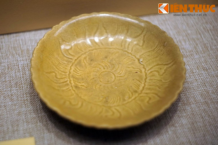 Đĩa gốm men ngọc trang trí hình mặt trời. Với quy trình chế tác cầu kỳ, gốm men ngọc thường chỉ dùng làm các loại đồ gốm gia dụng kích thước nhỏ như ấm, âu, bát, bình, chén cao chân, đĩa các loại, hộp, lư hương, liễn, lọ, ống nhổ... không có loại hình nào kích thước lớn như thạp, thống của dòng gốm hoa nâu.