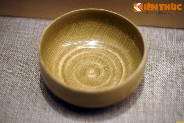 Bát gốm men ngọc. Kiểu dáng và trang trí các loại hình đồ gốm men ngọc cũng thường thấy kết hợp trang trí loại hoa văn khắc chìm hoặc in chìm với chạm đắp nổi, khiến cho men đọng giọt đậm nhạt không đều nhau, tạo nên hiệu quả thẩm mỹ rất đặc biệt.