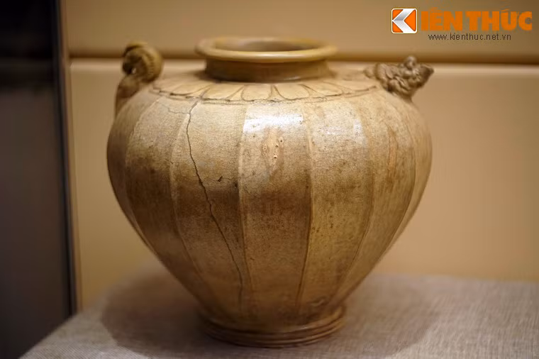 Hiện vật đặc sắc nhất của dòng gốm men ngọc là những chiếc ấm có dạng hình quả dưa, quả cam, quả bí hoặc quả bầu lọ… nghĩa là kiểu dáng ấm dường như được lấy từ các mẫu hoa quả tự nhiên.