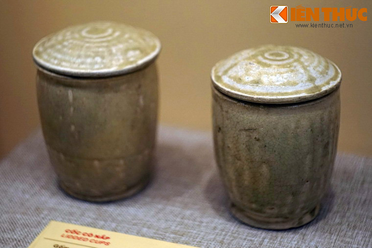 Cốc gốm men ngọc có nắp. So với đồ gốm men ngọc Trung Hoa cùng thời, gốm men ngọc Việt Nam có nhiều đặc điểm riêng. Về màu sắc, các món đồ gốm men ngọc Việt Nam có các sắc độ màu vàng xám, vàng chanh, xanh ngọc sẫm hay xanh ngả da táo.