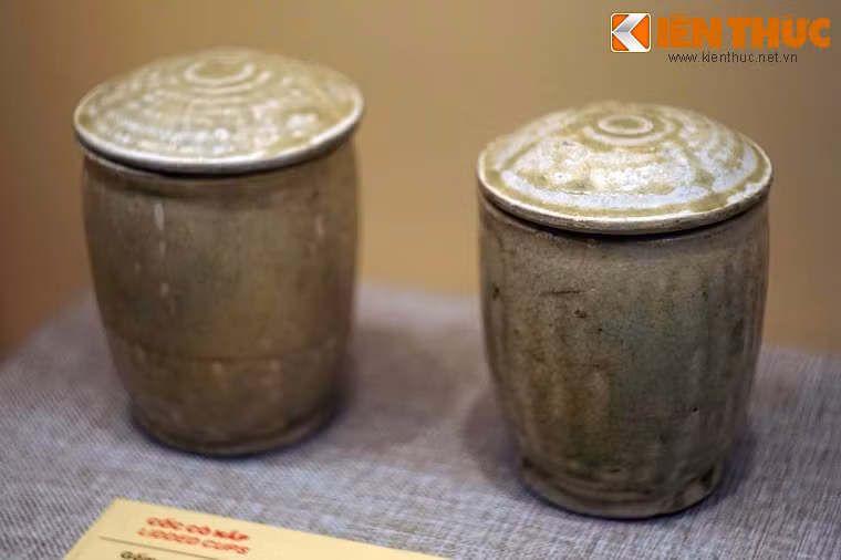 Cốc gốm men ngọc có nắp. So với đồ gốm men ngọc Trung Hoa cùng thời, gốm men ngọc Việt Nam có nhiều đặc điểm riêng. Về màu sắc, các món đồ gốm men ngọc Việt Nam có các sắc độ màu vàng xám, vàng chanh, xanh ngọc sẫm hay xanh ngả da táo.