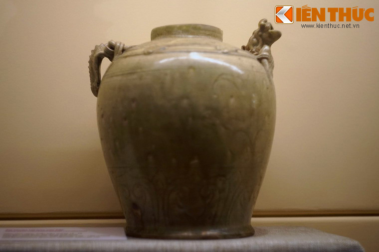 Vòi ấm có thể là đầu rồng, quai là hình chim vẹt hay một hình chim nhỏ. Vai ấm có khi là băng cánh sen nổi, cánh to xen nhỏ, cũng có khi là văn mây hình khánh. Trên thân ấm khắc chìm băng dây lá hoặc cánh sen… (Bài có sử dụng tư liệu của Bảo tàng Lịch sử Quốc gia Việt Nam).