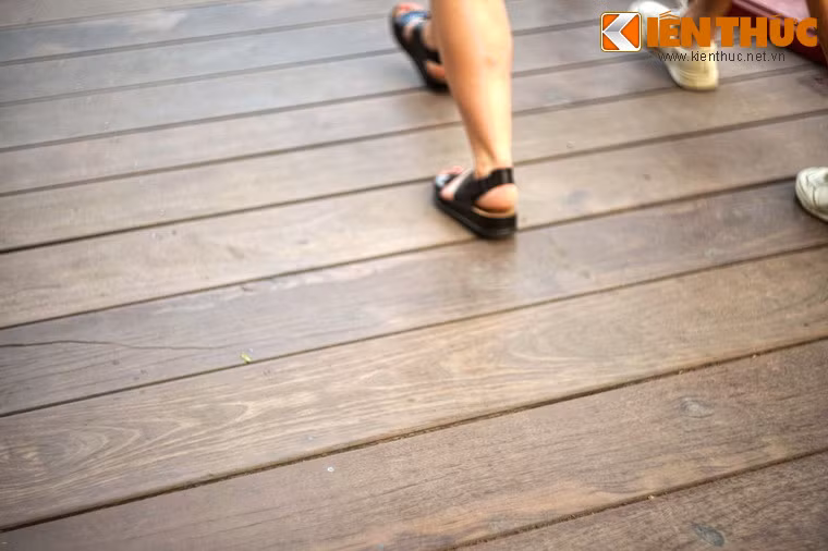 Mặt cầu và thành cầu vẫn là gỗ. Ván mặt cầu lại là ván đặt ngang như thuở sơ khai.