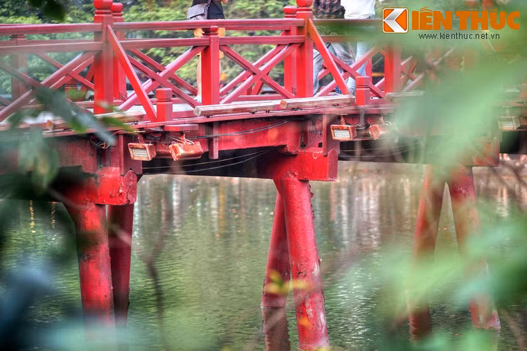 Cây cầy mới vẫn mang dáng cầu vòng như xưa nhưng độ cong lớn hơn cầu cũ, vẫn giữ nguyên 16 hàng cọc, các dầm ngang và dọc đúc bằng bê tông thay cho dầm gỗ.