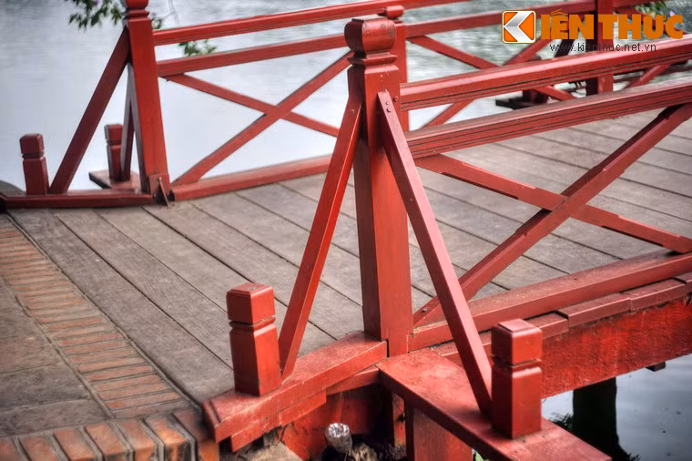 Sắc sơn đỏ có sự liên quan mật thiết đến ý nghĩa tâm linh của cầu. Theo đó, cầu Thê Húc hướng về phía Đông, hướng về phía mặt trời mọc để đón được toàn vẹn nguồn dưỡng khí của trời đất. Không dừng lại ở đó, cây cầu này còn có thể được coi như một biểu tượng của mặt trời.