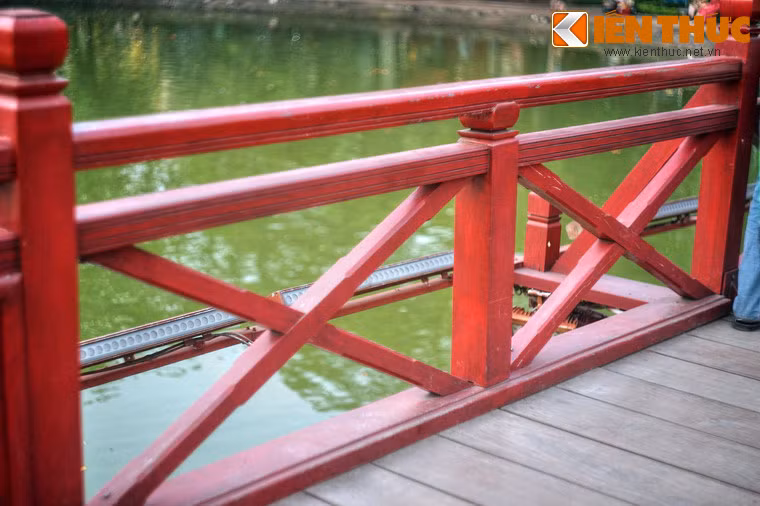 Với ý nghĩa ấy, cầu Thê Húc phải mang màu đỏ - màu của mặt trời, cũng được coi là màu của sự sống, may mắn, hạnh phúc theo quan niệm Á Đông, mà không thể là màu sắc nào khác.