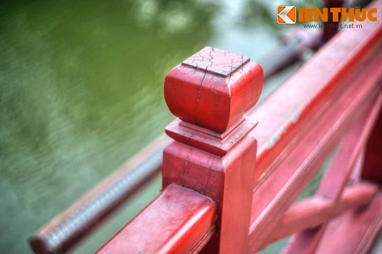 Vụ phóng hỏa diễn ra trót lọt vào một đêm cuối đông năm 1887. Chỉ trong thời gian ngắn các tấm ván mặt cầu đã cháy thành than. Viên quan tư cảm thấy bất an nên sai quân chuyển đồ đạc đi nơi khác không dám ở đền Ngọc Sơn nữa.