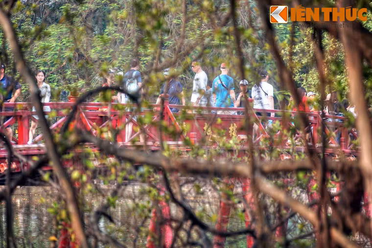 Sau vụ việc này, cầu Thê Húc được xây lại. Kết cấu cầu mới cong hơn để chịu lực tốt hơn, mặt cầu được lát ván dọc thay vì ván ngang như cầu cũ.