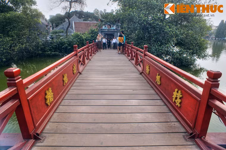 Giai đoạn 1882-1887, đền Ngọc Sơn trở thành nơi ở của một viên quan tư trong quân đội viễn chinh Pháp. Trước cảnh ngang trái, một thanh niên trí thức tên là Nguyễn Văn đã nảy ra ý định đốt cầu để cảnh cáo thực dân Pháp xúc phạm cõi tâm linh.