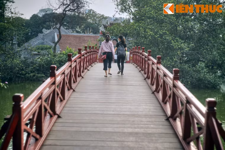 Cây cầy này gồm 15 nhịp, có 32 chân cột gỗ tròn xếp thành 16 đôi, mặt cầu lát ván, thành sơn màu đỏ sẫm, chữ Thê Húc được thếp vàng.