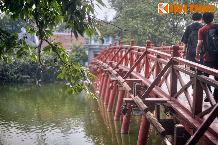 Cầu Thê Húc được xây lại lần hai theo thiết kế của kiến trúc sư Nguyễn Ngọc Diệm, kiến trúc sư Nguyễn Bá Lăng giám sát xây dựng. Để tăng độ bền, móng cầu được đúc bằng xi măng thay vì dùng cấu trúc gỗ.