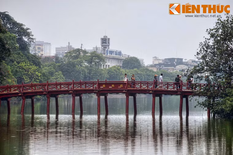 Trong hơn một thế kỷ qua, cầu Thê Húc ở hồ Hoàn Kiếm đã trở thành một trong những biểu tượng bất hủ của Hà Nội. Nhưng không phải ai cũng biết về giá trị tâm linh cũng như những câu chuyện lịch sử thú vị về cây cầu này.