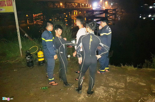 Cảnh sát cứu hộ trắng đêm tìm kiếm các nạn nhân. Ảnh Zing.