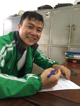 Anh Võ Thành Long vô cùng bàng hoàng và tỏ ra vui mừng khi được CSHS cứu thoát trong gang tấc.