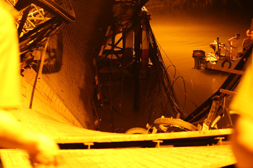 Lực lượng chức năng nỗ lực tìm kiếm các nạn nhân rơi xuống sông sau vụ sập cầu.