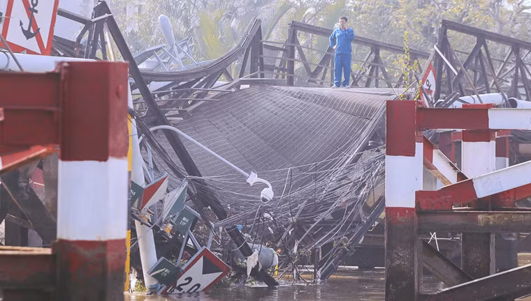 Rất may vụ vệc không gây thương vong về người. Hiện trường sập cầu Long Kiểng vẫn ngổn ngang.