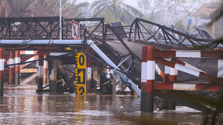 Ông Nguyễn Thanh Thoản, Chủ tịch UBND xã Nhơn Đức, huyện Nhà Bè cho biết trên địa bàn có 4 cây cầu nối xã với quận 7 về trung tâm TP.HCM nên sự cố sập cầu Long Kiển không gây cô lập hay ùn ứ.