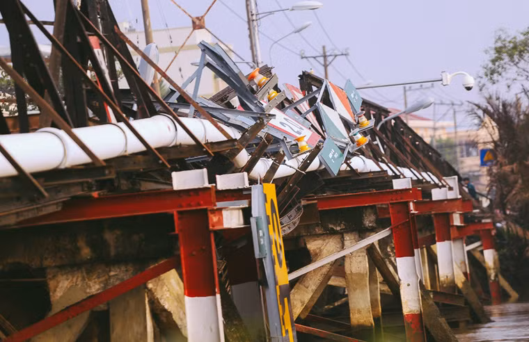 Theo lãnh đạo xã Nhơn Đức, chiếc xe ben chở đá có trọng tải 15 tấn trong khi cây cầu chỉ cho xe tải trọng 3,5 tấn. Vì vậy, khi chiếc xe này lưu thông đến giữa cầu vào 22h ngày 19/1 đã khiến 20m cầu bị sập, kéo theo chiếc xe tải và 1 xe máy khác chạy phía sau rơi xuống sông.