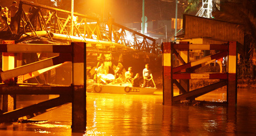 Lực lượng cứu hộ trắng đêm tìm kiếm nạn nhân nghi mất tích sau vụ sập cầu Long Kiển.