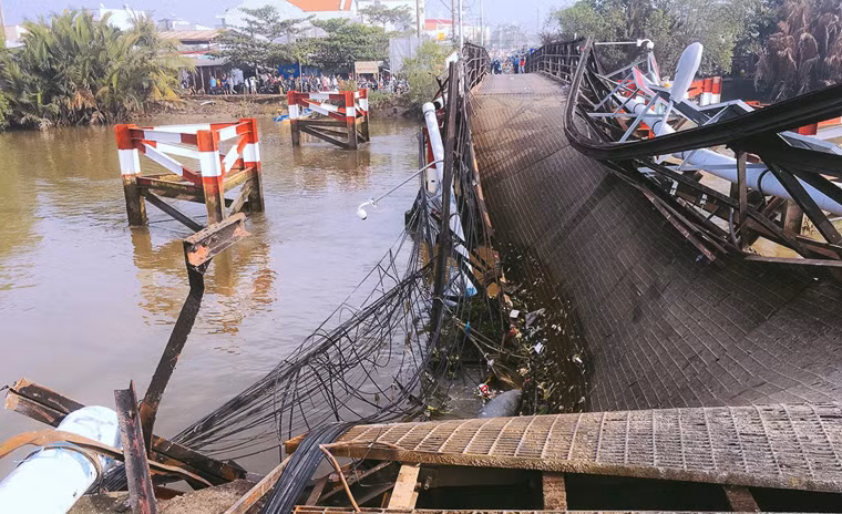 Vụ sập cầu cũng gây ảnh hưởng hệ thống cáp viễn thông, cáp viễn thông của hàng trăm hộ dân tại khu vực.