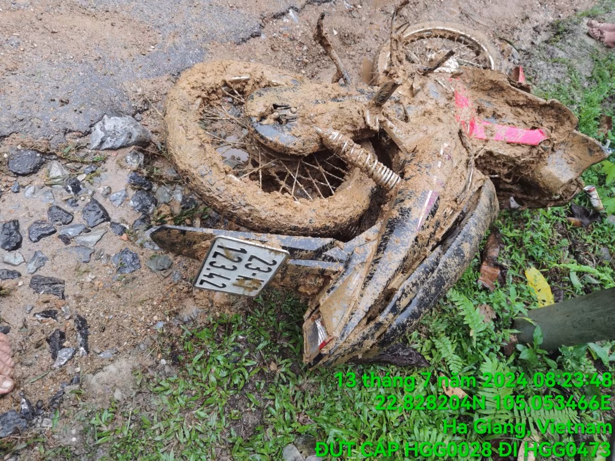 Phut giai cuu be gai dung khoc giua diem sat lo o Ha Giang-Hinh-2