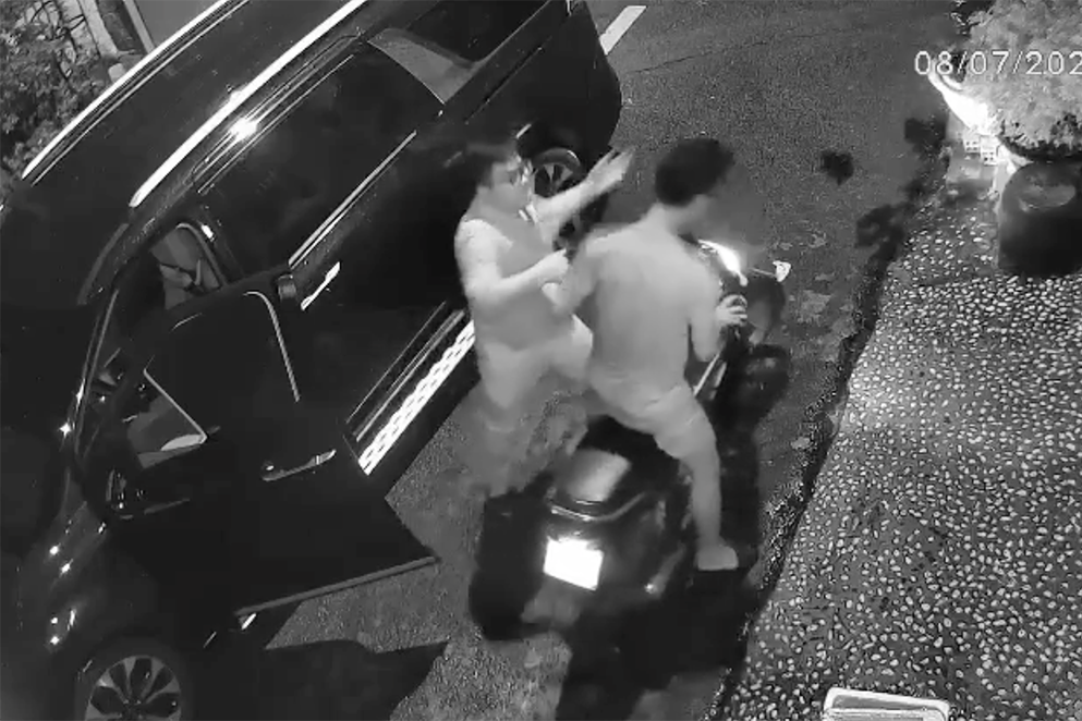 GĐ công an kêu gọi người dân TPHCM tố giác tài xế đánh người - Hình 2 GD cong an keu goi nguoi dan TPHCM to giac tai xe danh nguoi-Hinh-2