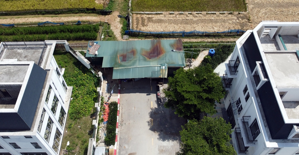 Xen giữa lán tạm nhếch nhác là các công trình nhà ở thấp tầng mới chỉ hoàn thiện phần thô.