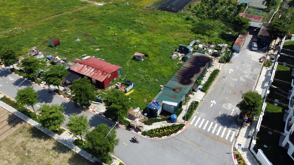 Ghi nhận của PV Báo Tri thức và Cuộc sống ngày 19/6 tại khu vực dự án KĐT Thanh Lâm - Đại Thịnh 2 cho thấy, phía trong vẫn còn nhiều lán tạm nhếch nhác, nằm ngổn ngang.