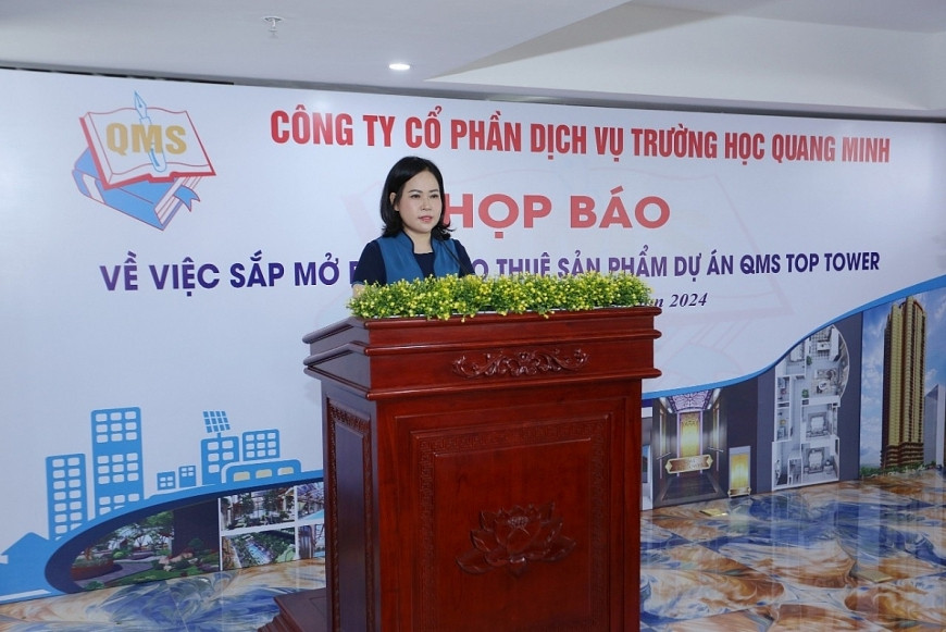 Đáng chú ý, sau đắp chiếu nhiều năm, các hạng mục chưa hoàn thiện, nhưng mới đây, báo chí dẫn thông tin, Công ty Cổ phần Dịch vụ trường học Quang Minh hôm 17/6, đã tổ chức họp báo công bố thông tin về ngày mở bán cũng như thời gian dự kiến hoàn thiện và bàn giao cho khách hàng. (Trong ảnh: Bà Nguyễn Thị Thúy Hường - Giám đốc Công ty Cổ phần Dịch vụ Trường học Quang Minh phát biểu tại buổi họp báo: Nguồn ảnh: Ngày mới Online).