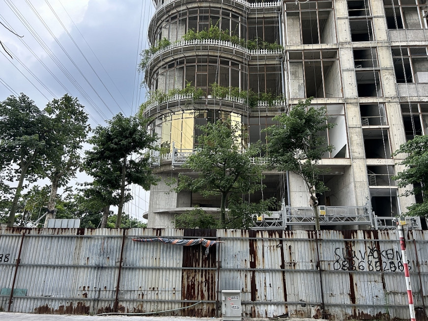 Hiện tại, các tầng thấp của toà tháp bỏ hoang, chủ đầu tư đã cho trồng cây cảnh xung quanh các hành lang tạo không gian xanh cho dự án. Các tầng trên cao của dự án, mọi thứ vẫn giữ nguyên. (Ảnh: Ngày mới Online).