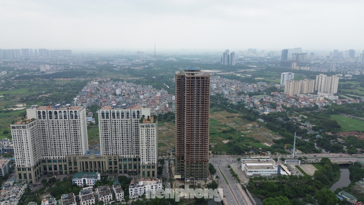 Dự án tòa nhà hỗn hợp dịch vụ thương mại và nhà ở (tên thương mại QMS Top Tower) tại ngã 3 đường Tố Hữu giao Vũ Trọng Khánh (quận Hà Đông, Hà Nội) do Công ty Cổ phần Dịch vụ Trường học Quang Minh làm chủ đầu tư. (Ảnh: Tiền Phong).