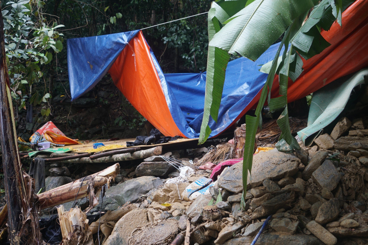 Lúc này, có 18 công nhân Công ty CP Đầu tư và Xây dựng Thanh Xuân (Hà Nội) đang trú mưa trong lán tạm, bất ngờ ngọn đồi sạt lở khiến 3 công nhân bị đất đá vùi lấp tử vong, 4 người bị thương, 11 người chạy thoát an toàn.