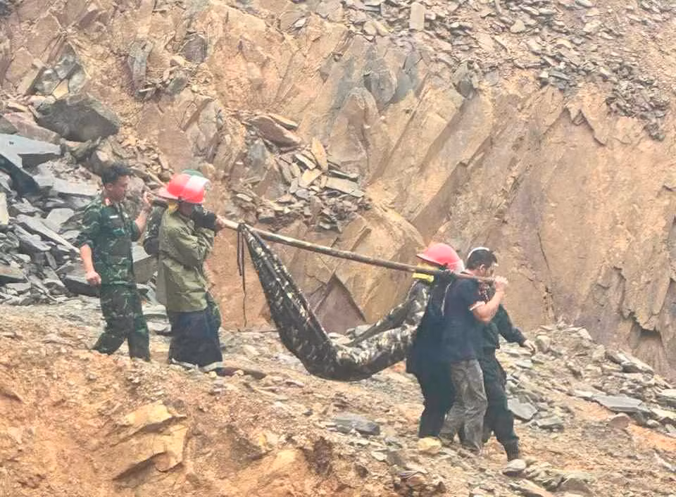 Ngay sau khi vụ việc xảy ra, các lực lượng chức năng đã nhanh chóng có mặt tại hiện trường, tiến hành công tác cứu hộ, cứu nạn. 4 công nhân bị thương đã được kịp thời đưa đi cấp cứu tại Bệnh viện Đa khoa thị xã Kỳ Anh.