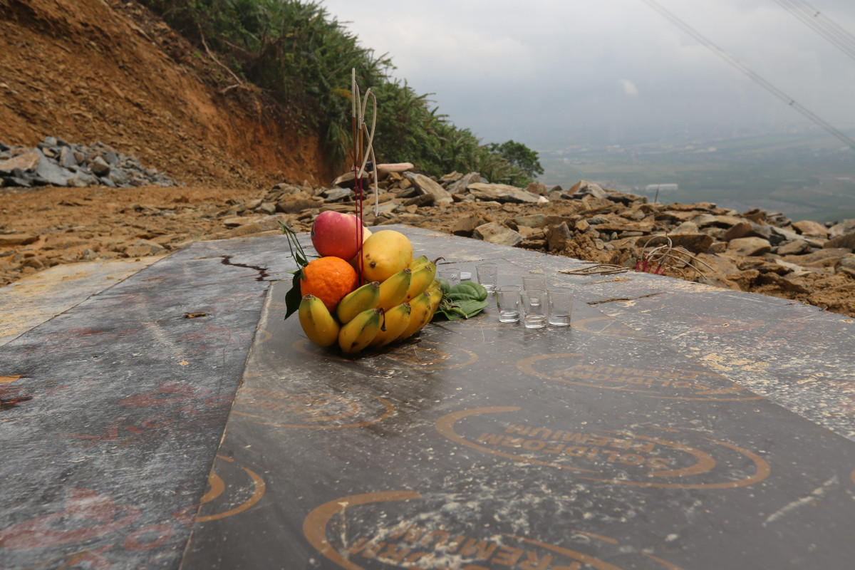 Lực lượng chức năng lập bàn thờ tạm thờ các nạn nhân tử vong...