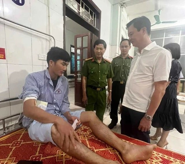 Nhận được thông tin, ngay trong chiều 6/5, ông Trần Báu Hà - Phó chủ tịch UBND tỉnh Hà Tĩnh và Đại tá Đặng Hoài Sơn - Phó giám đốc Công an tỉnh, đã kịp thời có mặt tại hiện trường, chỉ đạo các lực lượng triển khai các phương án cứu hộ, cứu nạn, hỗ trợ công nhân.