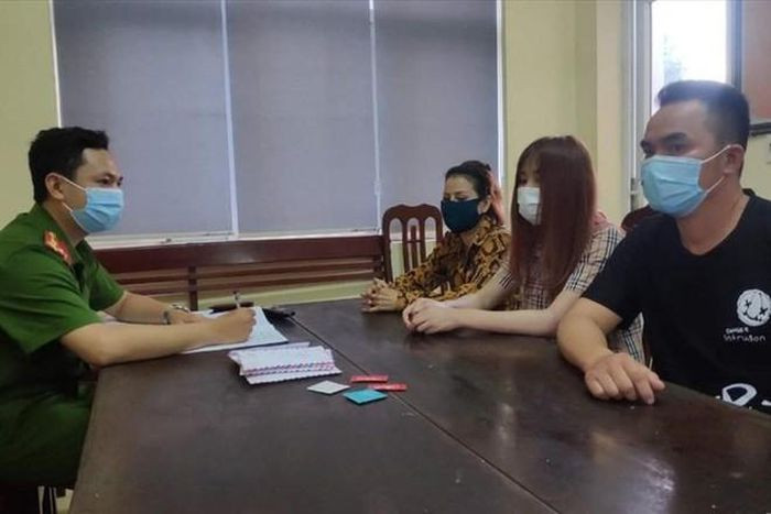  Ổ mại dâm núp bóng quán 'Cafe thư giãn 888': Ngày 29/6, Công an huyện Bình Lục, tỉnh Hà Nam cho biết đã triệt phá thành công ổ mại dâm núp bóng quán cà phê thư giãn tại quán 'Cafe thư giãn 888' do Lê Văn Duân (trú huyện Thanh Liêm, tỉnh Hà Nam) làm chủ. Tại thời điểm kiểm tra, công an huyện bắt quả tang 2 cặp nam, nữ đang có hành vi mua bán dâm tại 2 phòng nghỉ của quán. Tang vật thu giữ gồm 4.300.000 đồng...