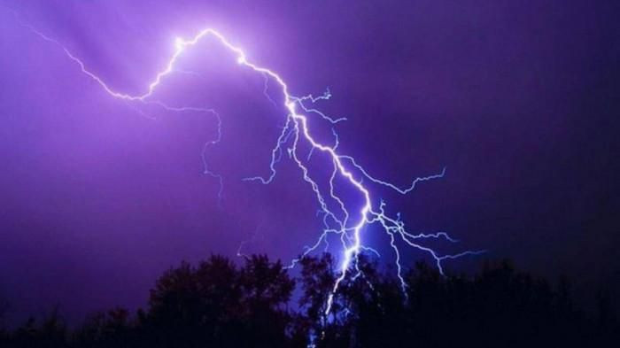  Đang phơi ruốc, người phụ nữ bị sét đánh tử vong: Ngày 29/6, UBND phường Nhà Mát, Bạc Liêu cho biết, trong lúc đang phơi ruốc (con ruốc - PV) trên đường Công Vụ, bà K.T.C. (SN 1979, ở TP Bạc Liêu) thấy trời chuyển mây đen, nghĩ mưa lớn nên chạy ra cào gom ruốc lại để che đậy tránh bị ướt, không may bị sét đánh trúng, tử vong tại chỗ. 