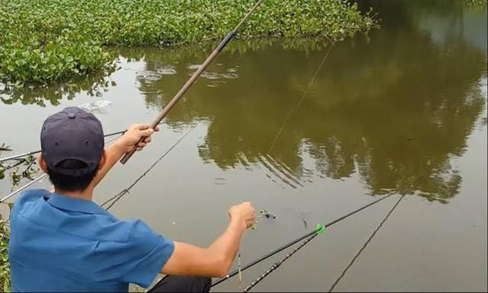  Trốn cách ly đi câu cá, người đàn ông bị xử phạt 5 triệu đồng: Khi kiểm tra việc chấp hành quyết định cách ly tại nhà của ông H.V.L (SN 1982, trú xã Xuân Hòa, huyện Nam Đàn, Nghệ An) đã không chấp hành quyết định cách ly tại nhà mà đi câu cá, khi đi không mang theo khẩu trang. Ngày 29/6, Công an xã Xuân Hòa đã tham mưu UBND xã Xuân Hòa xử phạt hành chính đối với ông H.V.L số tiền 5 triệu đồng đối với hành vi "Trốn tránh cách ly y tế". 