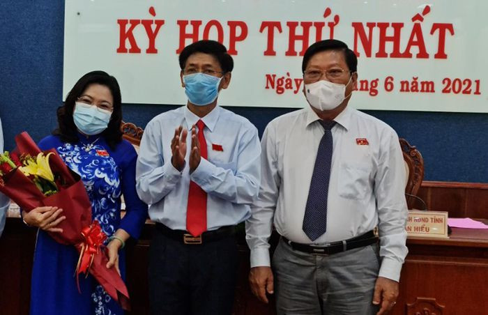 Sáng 24/6, các đại biểu tham dự kỳ họp thứ nhất HĐND tỉnh Sóc Trăng khóa X, nhiệm kỳ 2021-2026 đã bầu Phó bí thư Tỉnh ủy Sóc Trăng Hồ Thị Cẩm Đào giữ chức Chủ tịch HĐND tỉnh Sóc Trăng, đạt tỷ lệ 98,04% (50/51 phiếu bầu).