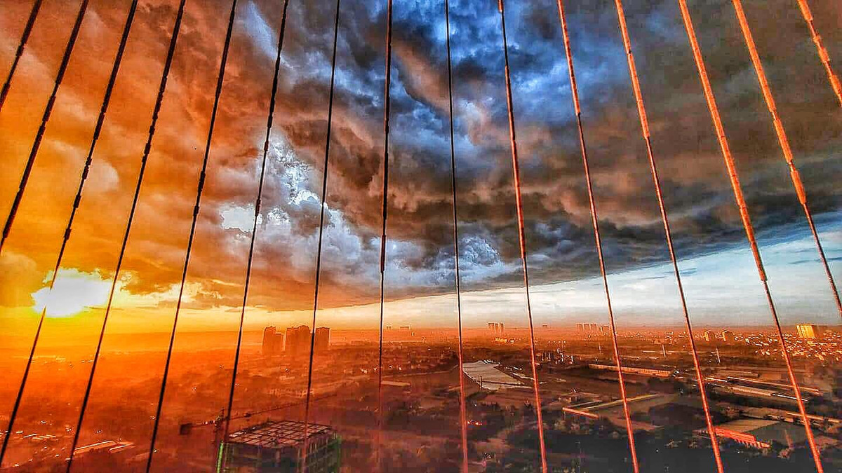 Tại khu vực Hoài Đức, Hà Nội mây đen vần vũ.