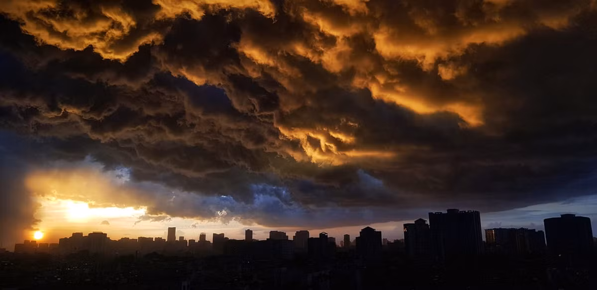 Vùng mây cuồn cuộn như muốn sà xuống khiến bầu trời trở lên tối sầm. 